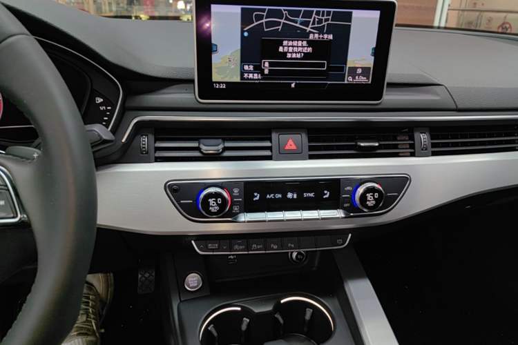 Used Audi A4L 2019 40 TFSI Fashion Edition China VI Emission Standard Audio And AC Panel