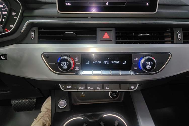 Used Audi A4L 2019 40 TFSI Fashion Edition China VI Emission Standard Audio And AC Panel