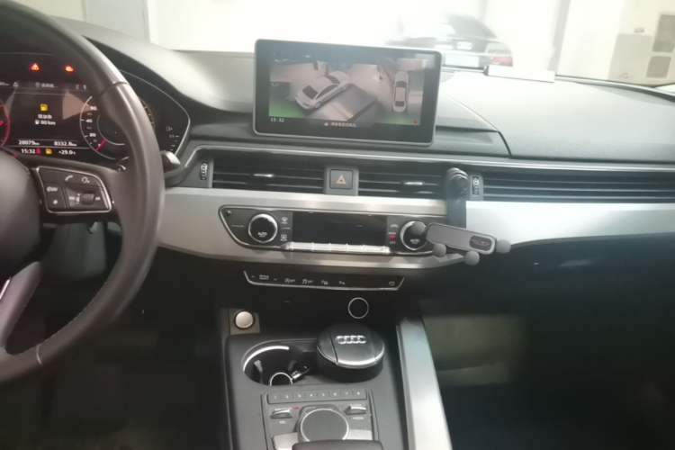 Used Audi A4L 2019 40 TFSI Fashion Edition China VI Emission Standard Audio And AC Panel
