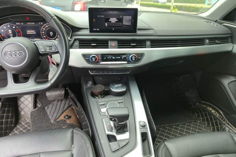 Used Audi A4L 2019 40 TFSI Fashion Edition China VI Emission Standard Audio And AC Panel
