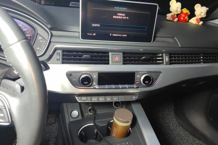 Used Audi A4L 2019 40 TFSI Fashion Edition China VI Emission Standard Audio And AC Panel