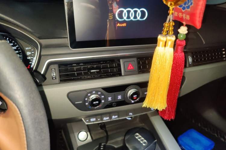 Used Audi A4L 2019 40 TFSI Ambition China VI Audio And AC Panel