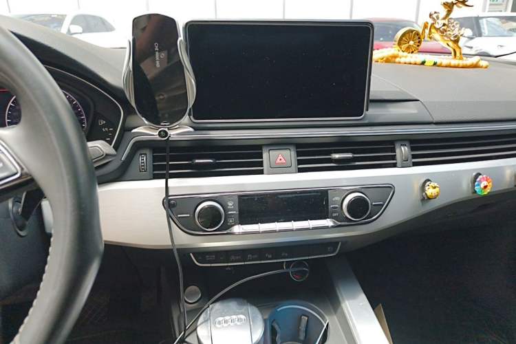 Used Audi A4L 2019 40 TFSI Fashion Edition China VI Emission Standard Audio And AC Panel