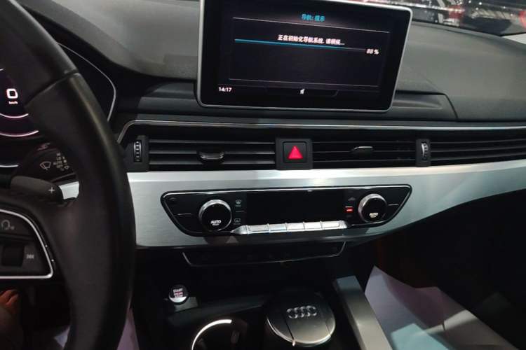 Used Audi A4L 2019 40 TFSI Fashion Edition China VI Emission Standard Audio And AC Panel