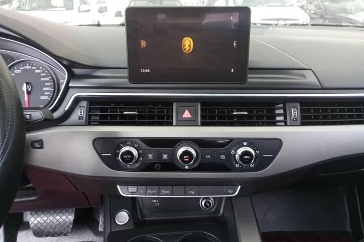 Used Audi A4L 2019 40 TFSI Ambition China VI Audio And AC Panel