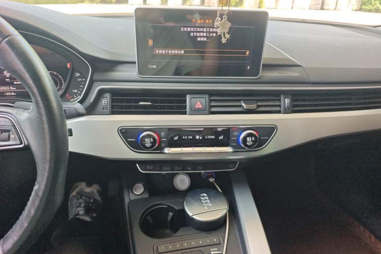 Used Audi A4L 2019 40 TFSI Fashion Edition China VI Emission Standard Audio And AC Panel