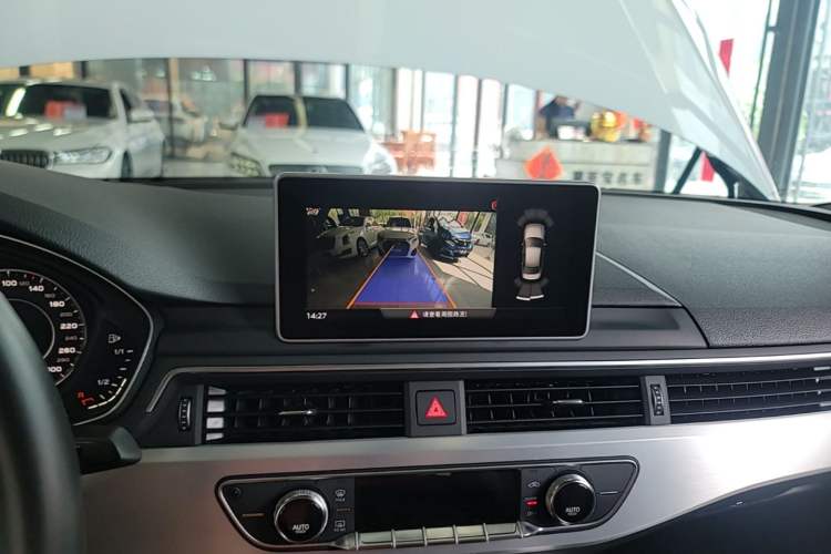 Used Audi A4L 2019 40 TFSI Fashion Edition China VI Emission Standard Audio And AC Panel