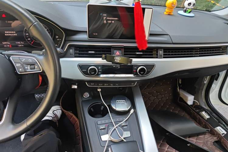 Used Audi A4L 2019 40 TFSI Fashion Edition China VI Emission Standard Audio And AC Panel