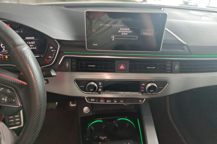 Used Audi A4L 2019 40 TFSI Fashion Edition China VI Emission Standard Audio And AC Panel