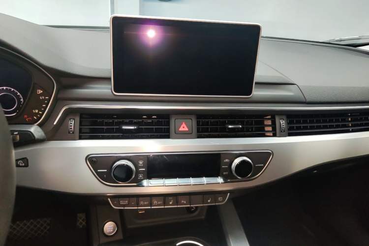 Used Audi A4L 2019 40 TFSI Fashion Edition China VI Emission Standard Audio And AC Panel