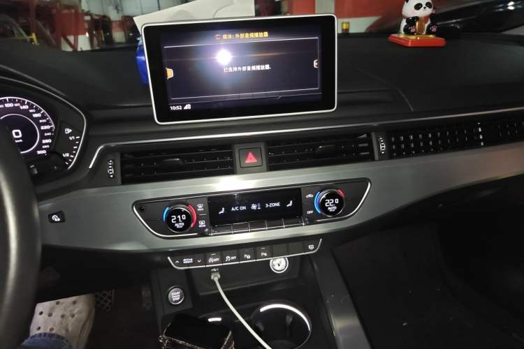 Used Audi A4L 2019 40 TFSI Fashion Edition China VI Emission Standard Audio And AC Panel