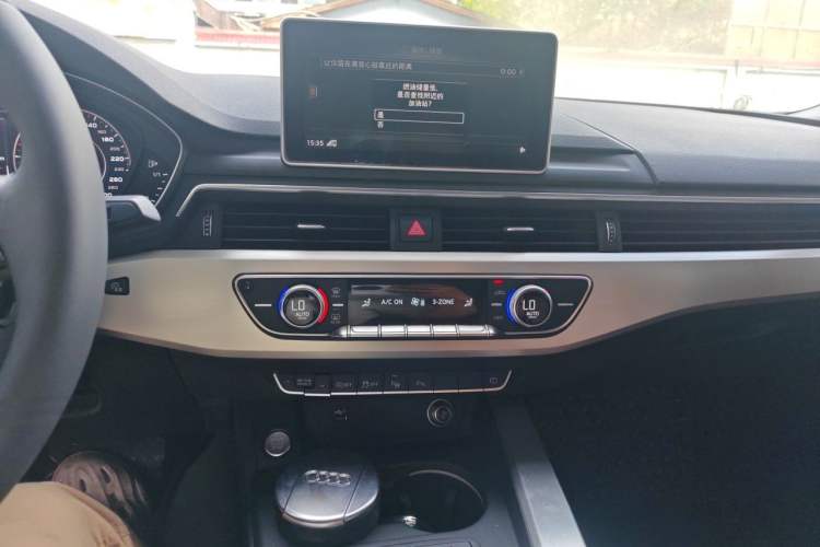 Used Audi A4L 2019 40 TFSI Fashion Edition China VI Emission Standard Audio And AC Panel
