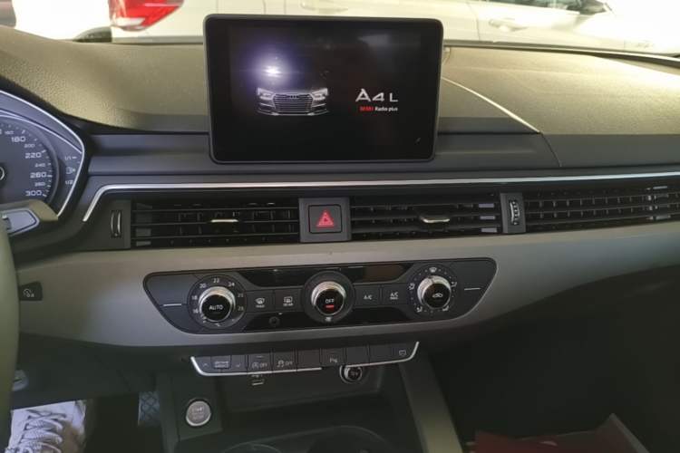 Used Audi A4L 2019 40 TFSI Ambition China VI Audio And AC Panel