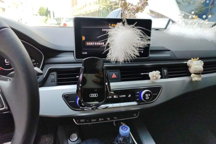 Used Audi A4L 2019 40 TFSI Fashion Edition China VI Emission Standard Audio And AC Panel