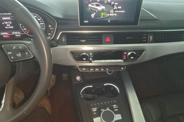 Used Audi A4L 2019 40 TFSI Fashion Edition China VI Emission Standard Audio And AC Panel