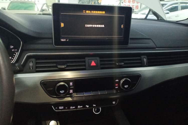 Used Audi A4L 2019 40 TFSI Fashion Edition China VI Emission Standard Audio And AC Panel