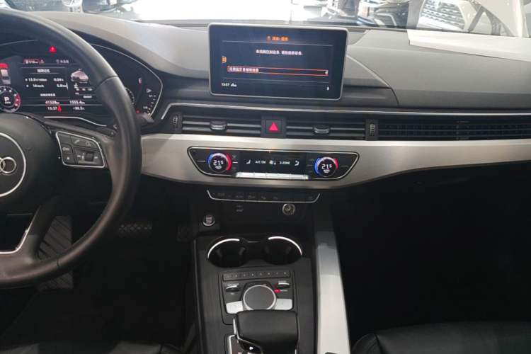 Used Audi A4L 2019 40 TFSI Fashion Edition China VI Emission Standard Audio And AC Panel