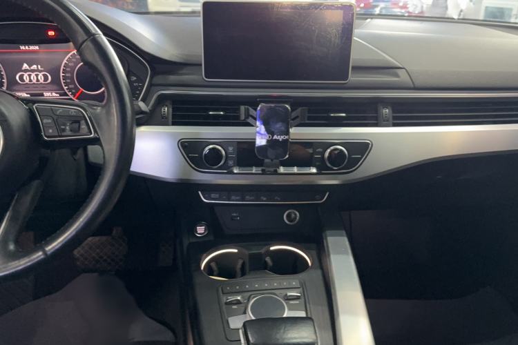 Used Audi A4L 2019 40 TFSI Fashion Edition China VI Emission Standard Audio And AC Panel