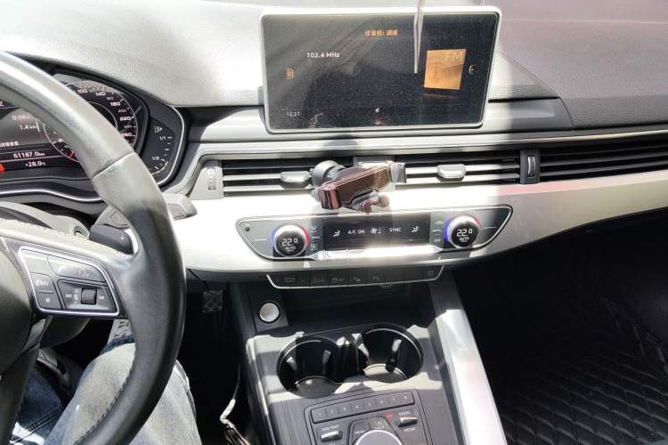 Used Audi A4L 2019 40 TFSI Fashion Edition China VI Emission Standard Audio And AC Panel