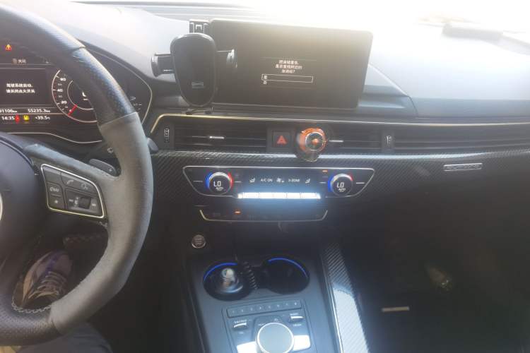 Used Audi A4L 2019 40 TFSI Fashion Edition China VI Emission Standard Audio And AC Panel