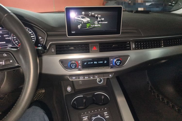 Used Audi A4L 2019 40 TFSI Fashion Edition China VI Emission Standard Audio And AC Panel