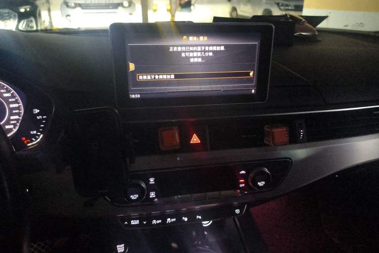 Used Audi A4L 2019 40 TFSI Fashion Edition China VI Emission Standard Audio And AC Panel