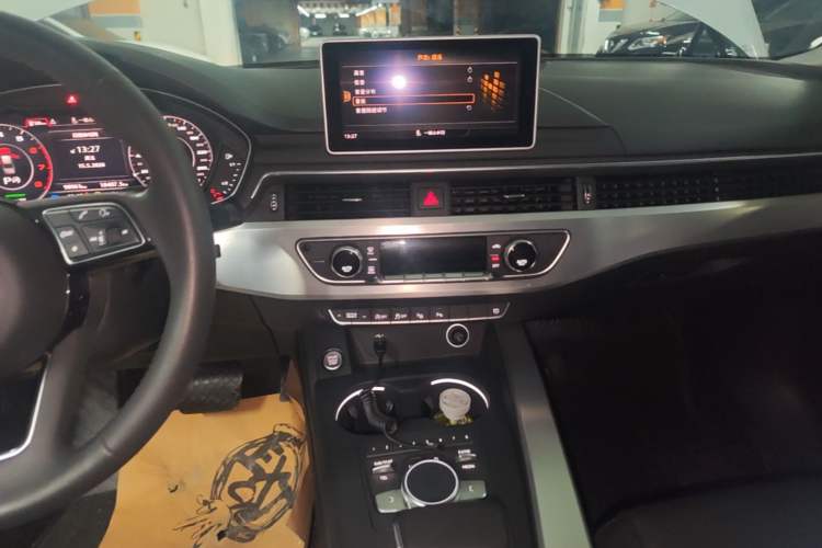 Used Audi A4L 2019 40 TFSI Fashion Edition China VI Emission Standard Audio And AC Panel