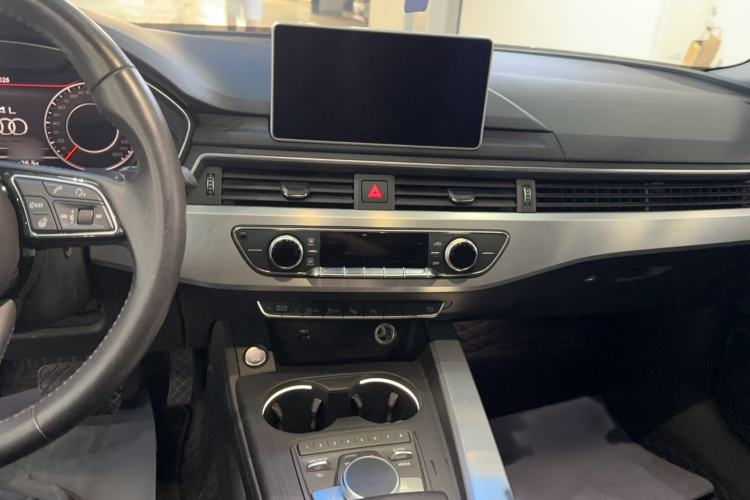 Used Audi A4L 2019 40 TFSI Fashion Edition China VI Emission Standard Audio And AC Panel
