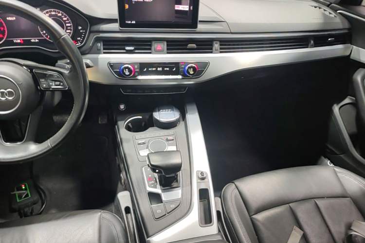Used Audi A4L 2019 40 TFSI Fashion Edition China VI Emission Standard Audio And AC Panel