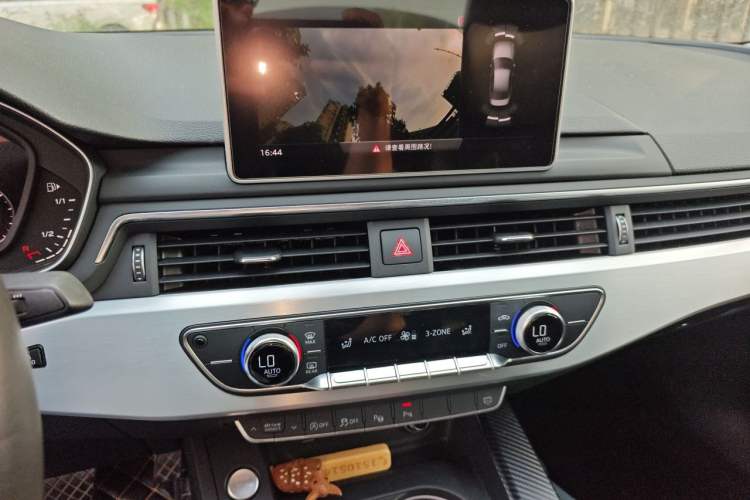 Used Audi A4L 2019 40 TFSI Fashion Version China V Audio And AC Panel