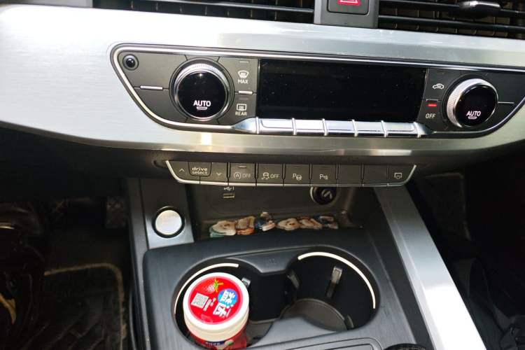 Used Audi A4L 2019 40 TFSI Fashion Edition China VI Emission Standard Audio And AC Panel