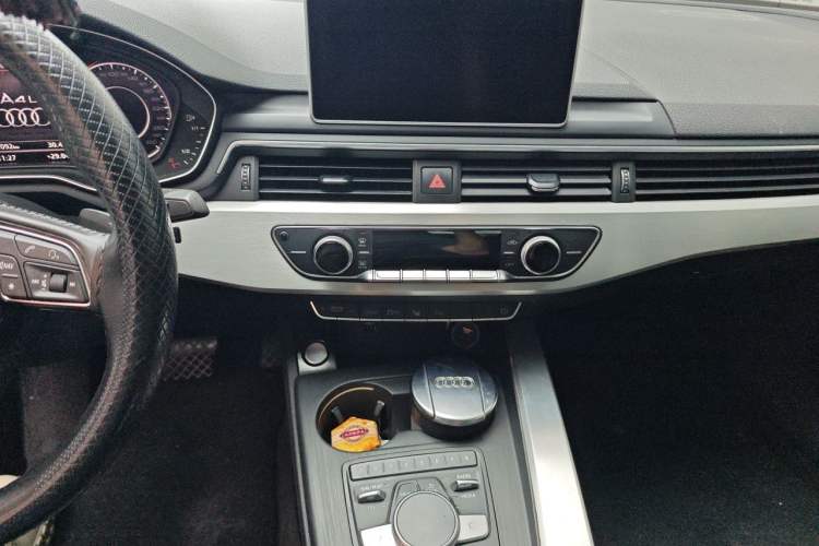 Used Audi A4L 2019 40 TFSI Fashion Edition China VI Emission Standard Audio And AC Panel