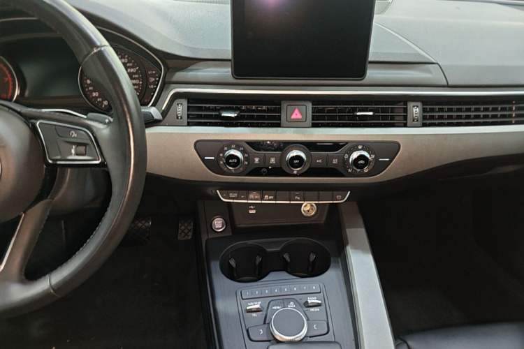 Used Audi A4L 2019 40 TFSI Ambition China VI Audio And AC Panel