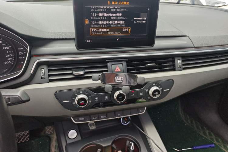 Used Audi A4L 2019 40 TFSI Ambition China VI Audio And AC Panel