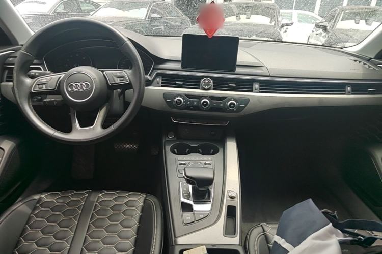 Used Audi A4L 2019 40 TFSI Ambition China VI Center Console