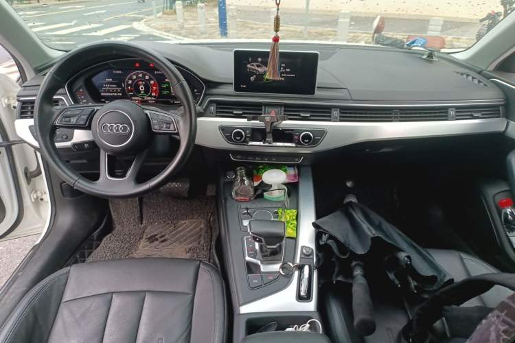 Used Audi A4L 2019 40 TFSI Fashion Edition China VI Emission Standard Center Console