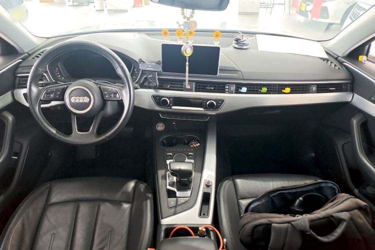 Used Audi A4L 2019 40 TFSI Fashion Edition China VI Emission Standard Center Console