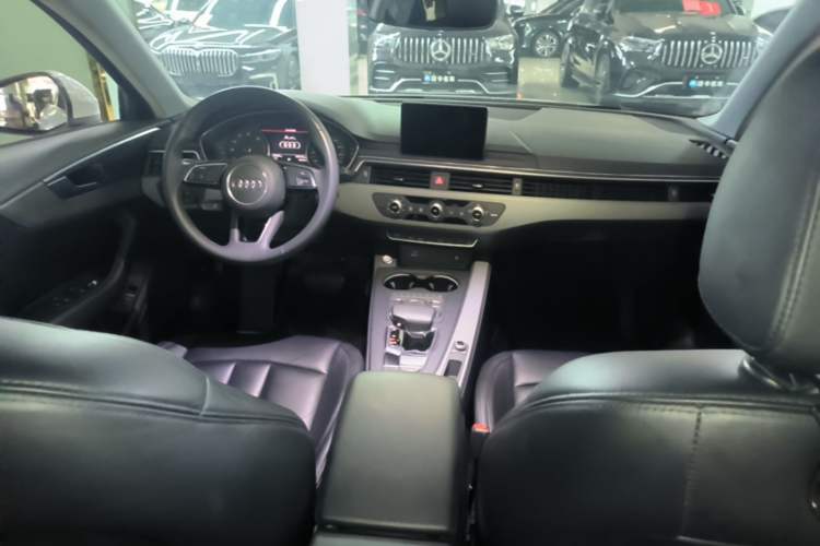 Used Audi A4L 2019 40 TFSI Ambition China VI Center Console