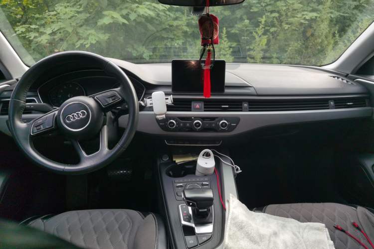 Used Audi A4L 2019 40 TFSI Ambition China VI Center Console