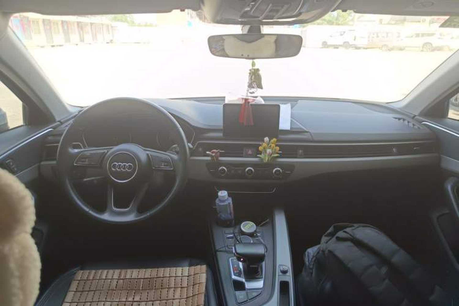 Used Audi A4L 2019 40 TFSI Ambition China VI Center Console