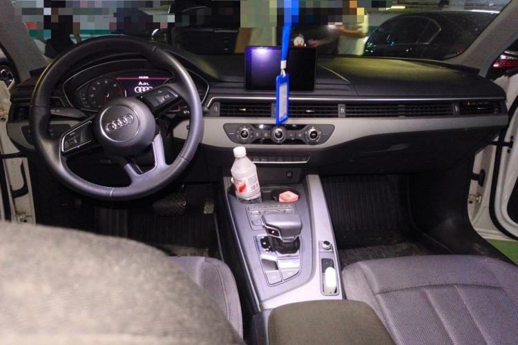 Used Audi A4L 2019 40 TFSI Ambition China VI Center Console
