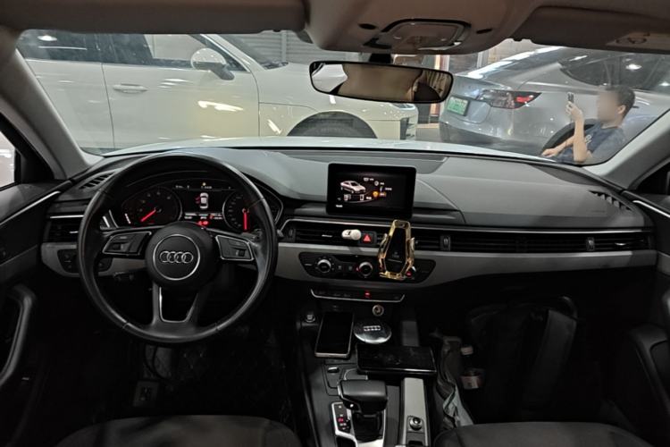 Used Audi A4L 2019 40 TFSI Ambition China VI Center Console