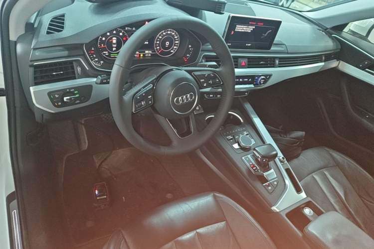 Used Audi A4L 2019 40 TFSI Fashion Edition China VI Emission Standard Center Console