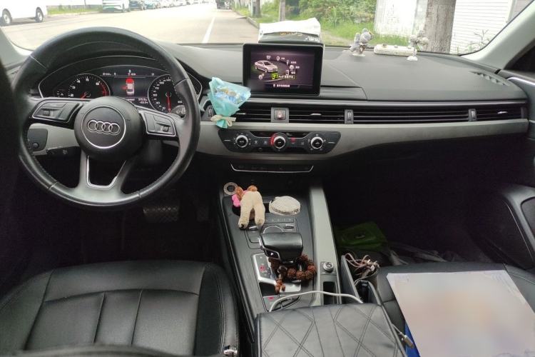 Used Audi A4L 2019 40 TFSI Ambition China VI Center Console