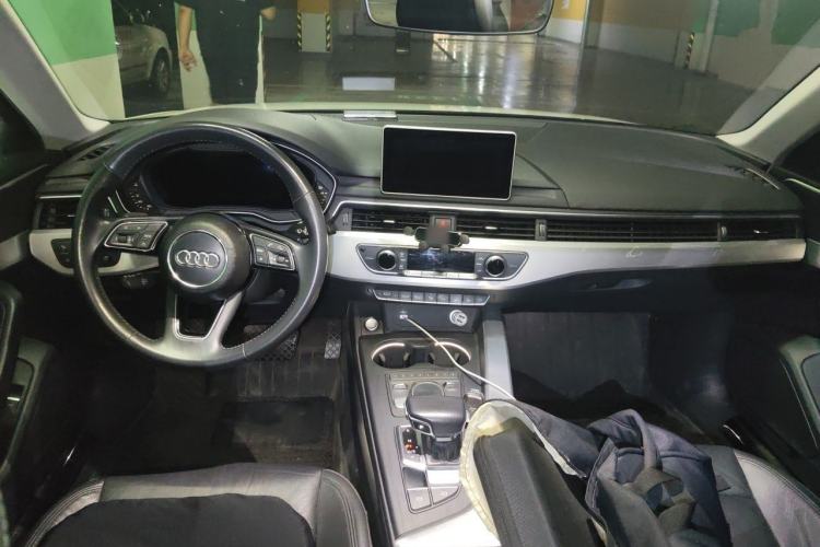 Used Audi A4L 2019 40 TFSI Fashion Edition China VI Emission Standard Center Console