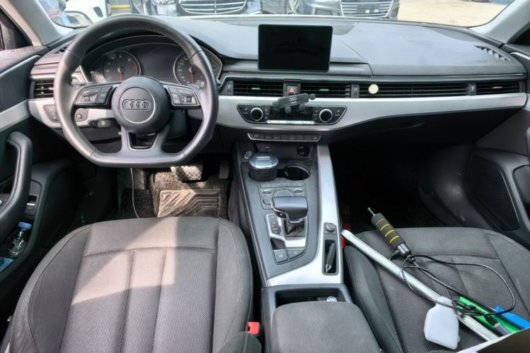 Used Audi A4L 2019 40 TFSI Ambition China VI Center Console