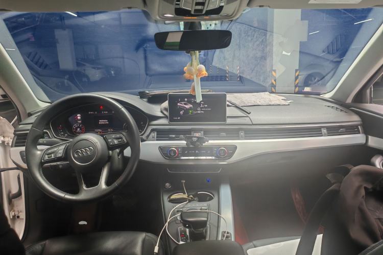 Used Audi A4L 2019 40 TFSI Fashion Version China V Center Console
