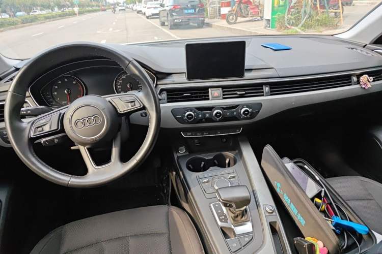Used Audi A4L 2019 40 TFSI Ambition China VI Center Console