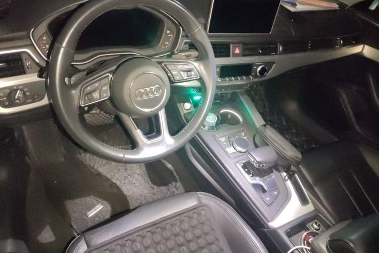 Used Audi A4L 2019 40 TFSI Fashion Edition China VI Emission Standard Center Console