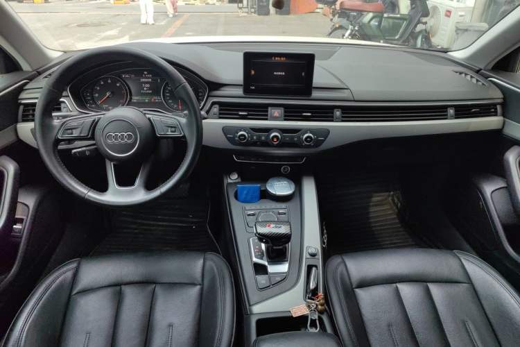Used Audi A4L 2019 40 TFSI Ambition China VI Center Console